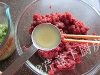 酸甜杏鲍菇肉盒,将葱姜调味水少量多次加入<a style='color:red;display:inline-block;' href='/shicai/ 5353'>肉馅</a>中,每次都顺同一方向搅拌均匀