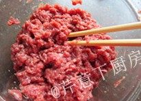 酸甜杏鲍菇肉盒,至肉馅上劲，静置备用