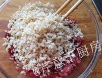 酸甜杏鲍菇肉盒,将细末加入肉馅中