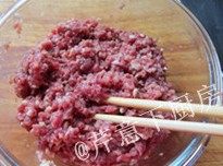 酸甜杏鲍菇肉盒,仍顺原来的方向拌匀，成肉馅