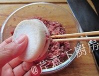 酸甜杏鲍菇肉盒,在两片杏鲍菇中间夹入适量肉馅,成杏鲍菇肉盒