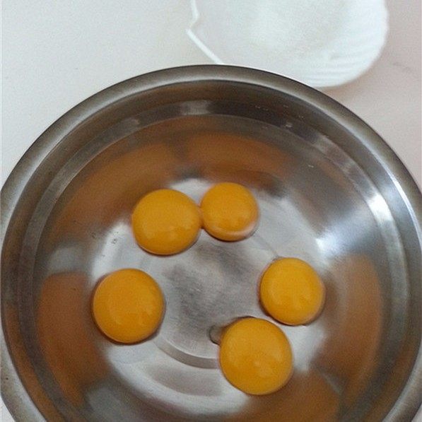 电饭煲版~抹茶拉花蛋糕,蛋黄中加入10克砂糖,搅拌至溶化