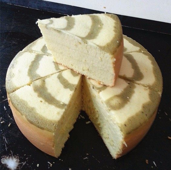 电饭煲版~抹茶拉花蛋糕,切看蛋糕:内部组织非常细腻