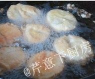 酸甜杏鲍菇肉盒,烧热炒锅,加入适量食用油,继续烧至油大约6成热时,下入杏鲍菇盒,炸至定型捞出;继续烧热锅中的油至8成热时,再次复炸大约30秒,至肉盒表面金黄