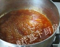 酸甜杏鲍菇肉盒,将调味汁放进小锅,小火慢慢熬至浓稠成酸甜汁,期间不要搅动。将做好的 调味汁浇到炸好的肉盒上即可。