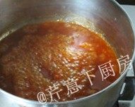 酸甜杏鲍菇肉盒,将调味汁放进小锅，小火慢慢熬至浓稠成酸甜汁，期间不要搅动。将做好的 调味汁浇到炸好的肉盒上即可。