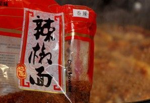 糖炒鸡中翅,加入<a style='color:red;display:inline-block;' href='/shicai/ 788'>生抽</a>、<a style='color:red;display:inline-block;' href='/shicai/ 9613'>辣椒面</a>，搅匀后煮20min左右即可收汁了