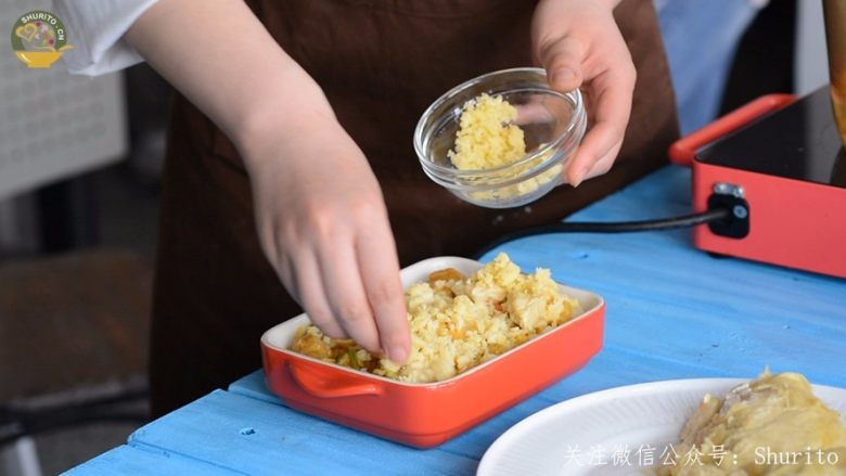 玛莎拉咖喱鸡腿榴莲芝士焗饭,在所有食材表面覆盖上混合芝士