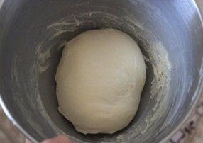 豆沙面包条(卡仕达酱),将卡士达酱+面团材料放入厨师机,然后换着速度2和速度搅拌,中间加入软化的<a style='color:red;display:inline-block;' href='/shicai/ 887'>黄油</a>。大概搅拌30min出膜后,放入温暖处进行第一次发酵。将面团发酵1个小时至面包发至2倍大。用手指沾面粉,摁个点,不回弹,边上的面团不回缩即可。
