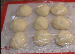 豆沙面包条(卡仕达酱),分成9等分(约50g一个),搓圆中间发酵15-20分钟