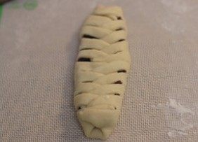 豆沙面包条(卡仕达酱),俩边的“辫子”重叠在一起,然后在温暖处二次发酵40min至两倍大