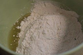 坚果酥,将粉类加入湿类材料,用手搅拌揉捏成团