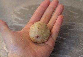 坚果酥,捏成球,放在铺油纸的烤盘上压平