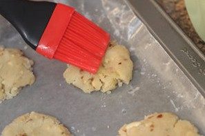 坚果酥,入烤箱前刷上蛋液即可