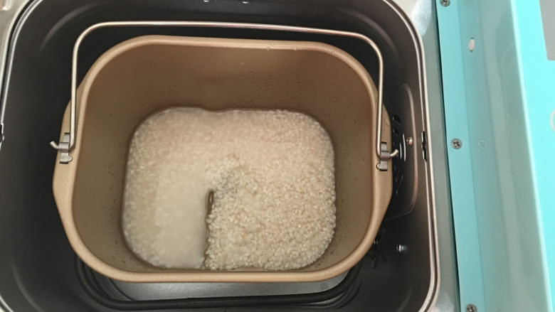 面包机版哈蜜瓜糯米糍,放入面包机桶内,加入水200克(水正好没过糯米)。