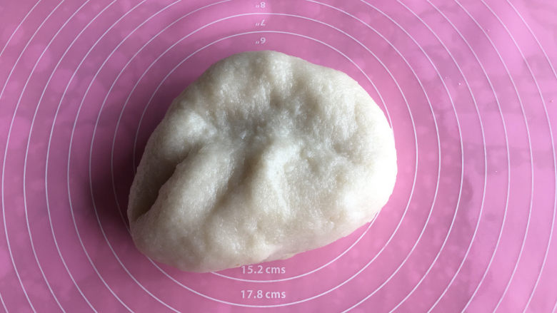 面包机版哈蜜瓜糯米糍,将年糕从面包机桶里取出,用手揉一会儿,这样年糕吃起来比较筋道。