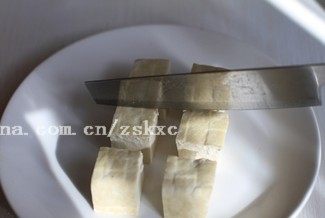 烤豆腐,切成2厘米见方的正方形小块