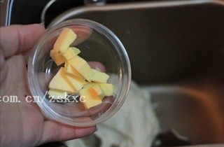 培根奶酪,加入切成小块的软化黄油,揉成可拉出大透明薄膜的面团