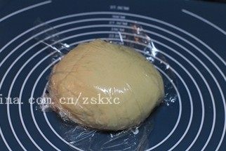 培根奶酪,排气,滚圆后盖上保鲜膜松驰约10分钟