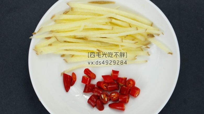 荷兰豆炒迷你鲍鱼,姜洗净切成丝,<a style='color:red;display:inline-block;' href='/shicai/ 62'>辣椒</a>洗净切小粒,蒜洗净切小。
