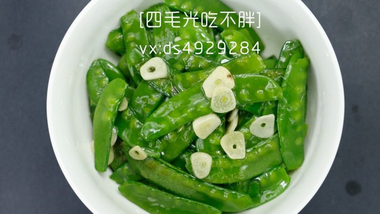 荷兰豆炒迷你鲍鱼,锅里热油,放蒜煸出香味,下<a style='color:red;display:inline-block;' href='/shicai/ 81'>荷兰豆</a>稍微翻炒至六成熟。盛起备用。