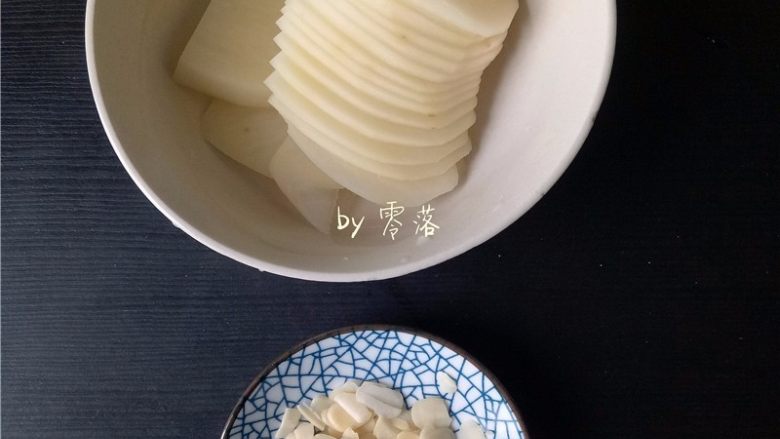 豌豆浓汤,土豆切片;再备好<a style='color:red;display:inline-block;' href='/shicai/ 2451'>杏仁片</a>;