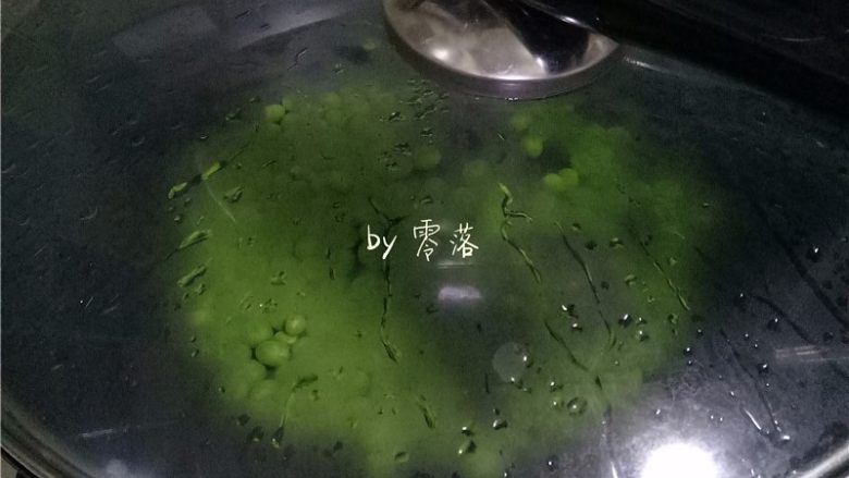 豌豆浓汤,放入豌豆煮2分钟；