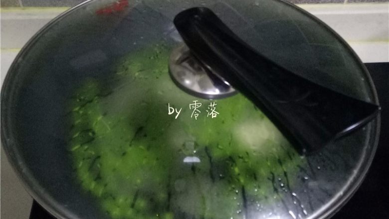 豌豆浓汤,再放入土豆片煮3分钟后;