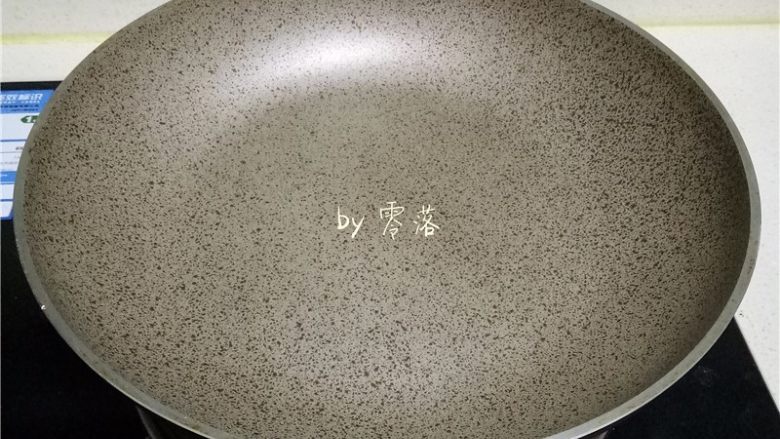 豌豆浓汤,同时,不粘锅不放油,放灶上烧热;