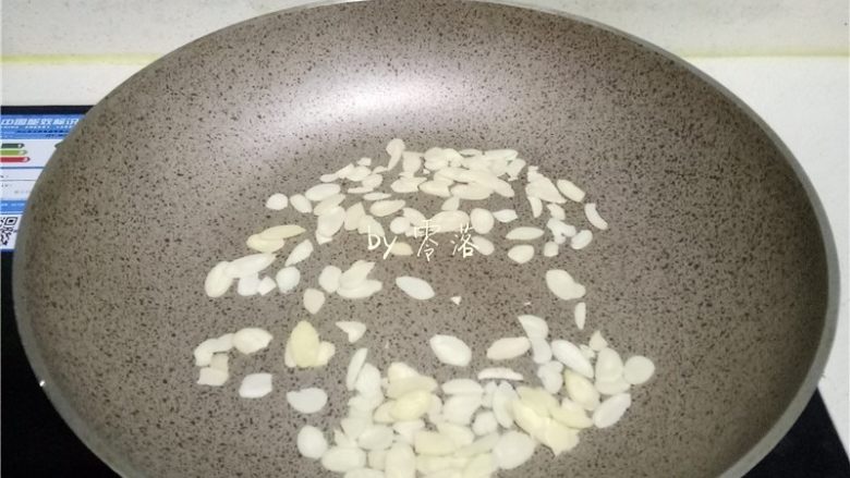 豌豆浓汤,放入杏仁片小火炒香;