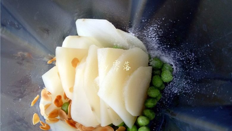 豌豆浓汤,将豌豆、土豆片、杏仁片放入破壁料理机,调入适量盐;