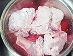 蒜泥拌炖肉,猪棒骨请卖肉师傅剁开,放清水浸泡1小时泡掉血水,中途换两次水