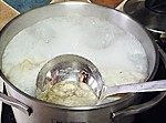 蒜泥拌炖肉,泡去血水的猪棒骨放深炖锅内,注足清水,大火烧开保持沸腾,撇掉浮沫,撇净后转小火慢炖,炖3个小时左右,直至皮烂肉酥离骨