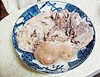 蒜泥拌炖肉,炖好的肉离骨后,放在盘子中冷却,最好泡在骨汤力慢慢冷却第二天再用