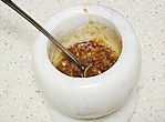 蒜泥拌炖肉,大蒜加盐掂成蒜泥，加入醋、<a style='color:red;display:inline-block;' href='/shicai/ 788'>生抽</a>和<a style='color:red;display:inline-block;' href='/shicai/ 3729'>白糖</a>拌匀