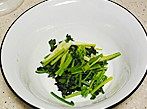 蒜泥拌炖肉,<a style='color:red;display:inline-block;' href='/shicai/ 131'>香菜</a>切段铺在盘底,将凉的白煮肉撕成粗条铺在上面