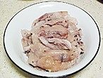 蒜泥拌炖肉,倒上步骤4的蒜泥酱汁,撒上少许<a style='color:red;display:inline-block;' href='/shicai/ 87785'>辣椒碎</a>即可
