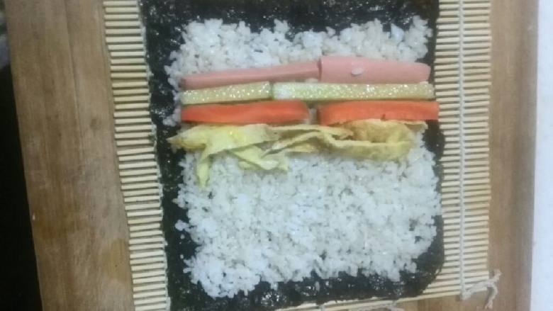 家常寿司,米饭不要铺太厚0.5cm就好,材料依次放平,上下留边