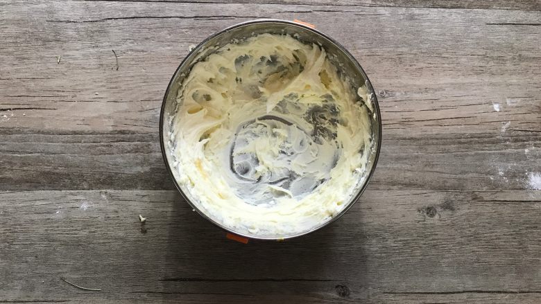 胡萝卜椰蓉卷,基础发酵的时间来制作椰蓉馅:
黄油软化后加入<a style='color:red;display:inline-block;' href='/shicai/ 10588'>糖</a>粉,打顺滑。