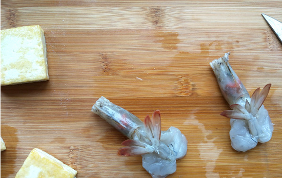 扇贝蝴蝶虾蒸豆腐(含豆腐做法),将尾部从下方在孔中穿出,摆好形状