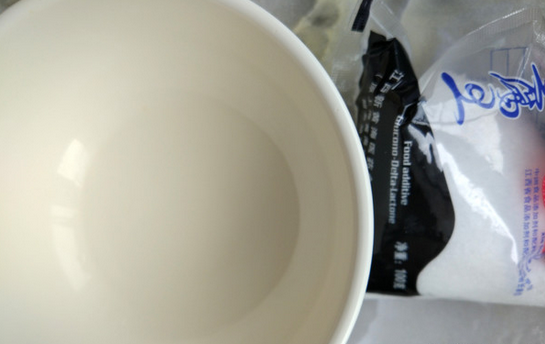 扇贝蝴蝶虾蒸豆腐(含豆腐做法),葡萄糖内酯取适量,用少量冷水溶解,备用
