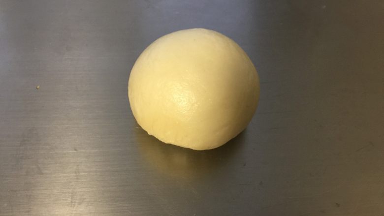美味肉松酥,包入适量肉松馅料,用虎口收口。