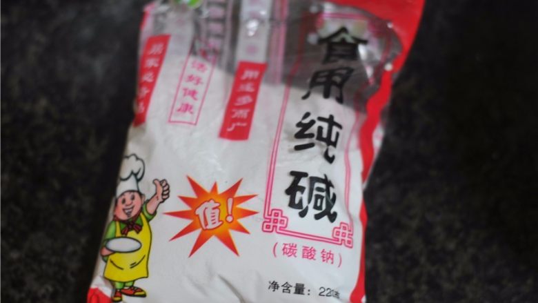 鲜掉眉毛的湘西特色美食——笋壳腊肉棕,糯米里加入少许的碱,腊肉清洗干净,稍微煎出多余的油脂
