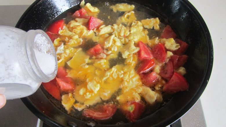 荆芥西红柿鸡蛋面,加入少许<a style='color:red;display:inline-block;' href='/shicai/ 788'>生抽</a>和盐， 炖煮两分钟关火， 汤汁就准备好了；