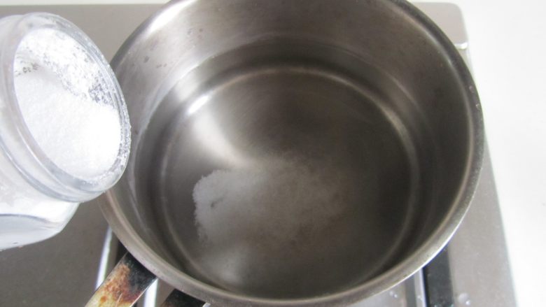 荆芥西红柿鸡蛋面,烧锅开水， 加入少许盐；