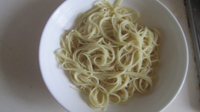 荆芥西红柿鸡蛋面,煮好的面条， 捞出放入碗中；