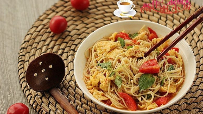 荆芥西红柿鸡蛋面,吃时拌均匀即可。