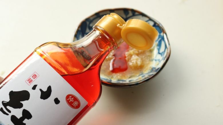 凉皮,蒜压成蒜蓉,加<a style='color:red;display:inline-block;' href='/shicai/ 788'>生抽</a>,醋,盐,芝麻油和仲景的小红油,调成料汁。