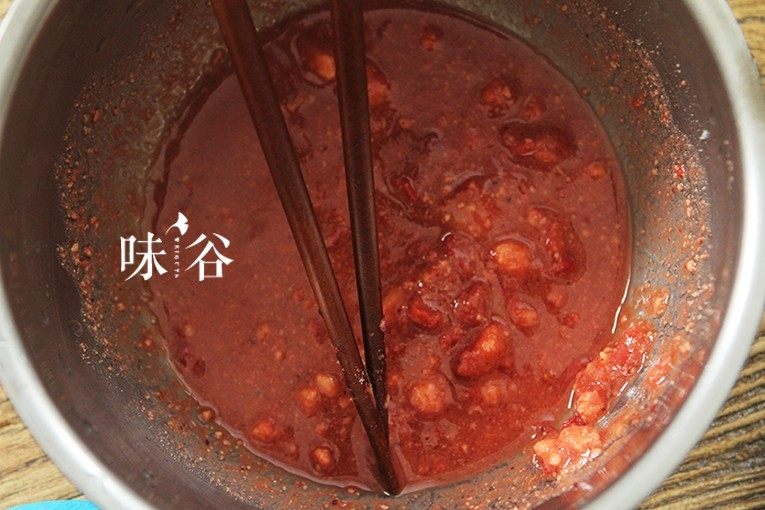 粉葛蒸扣肉,找一个盆，把南乳和<a style='color:red;display:inline-block;' href='/shicai/ 718'>料酒</a>倒下，倒入<a style='color:red;display:inline-block;' href='/shicai/ 3729'>白糖</a>，<a style='color:red;display:inline-block;' href='/shicai/ 692'>酱油</a>，搅碎南乳，搅拌均匀；