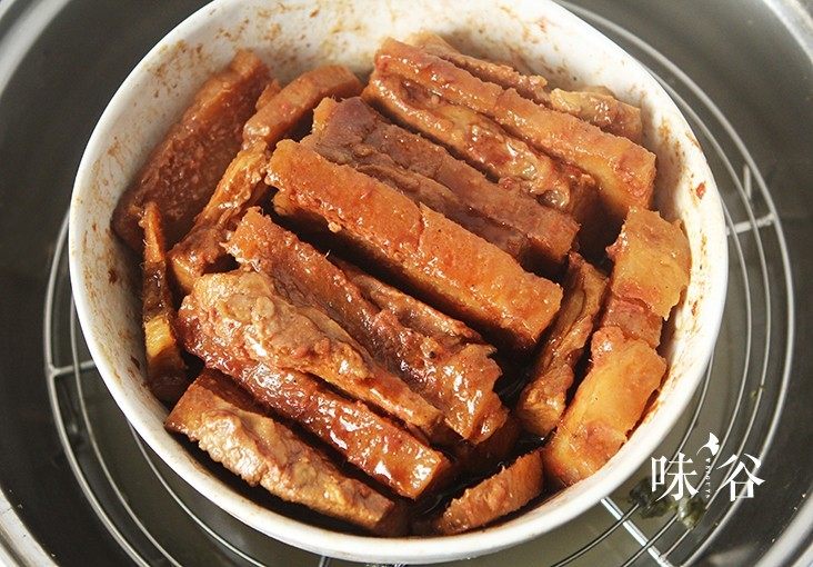 粉葛蒸扣肉,放入锅中大火蒸一个小时左右即可;